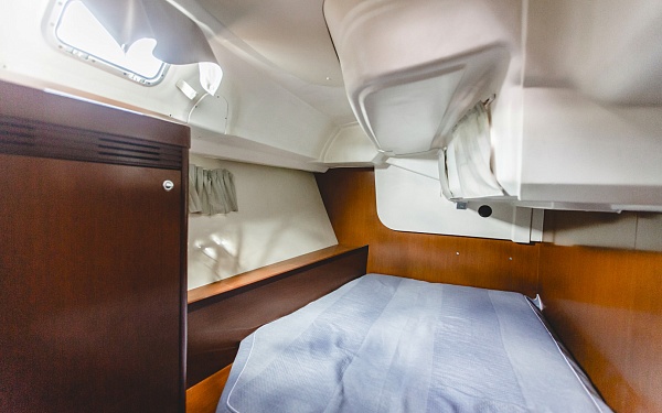 Аренда парусной яхты BENETEAU OCEANIS 50 в Сочи - каюта